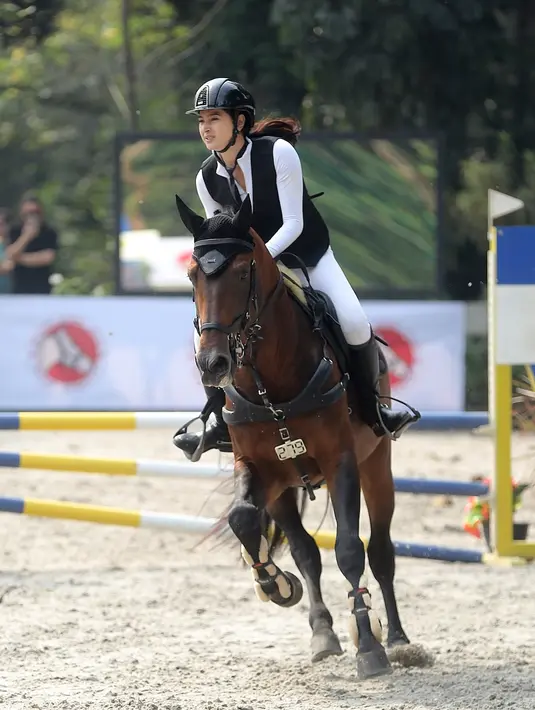 Bersama sang suami, perempuan berusia 37 tahun itu bertekad untuk lebih mempopulerkan olahraga yang dicintainya itu ke khalayak yang lebih luas lagi. Demi keseriusannya, bersama sang suami setiap  tahun menggelar kompetisi berkuda lewat event bertajuk Djuogo Next Adventure. [Foto:  Bambang E Ros/Fimela.com]