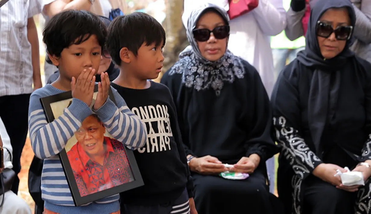 "Sebelum meninggal, almarhum sempat mengucapkan syahadat 5x dan dituntun oleh istri serta anak-anaknya,"  kata salah satu keluarga. (Deki Prayoga/Bintang.com)