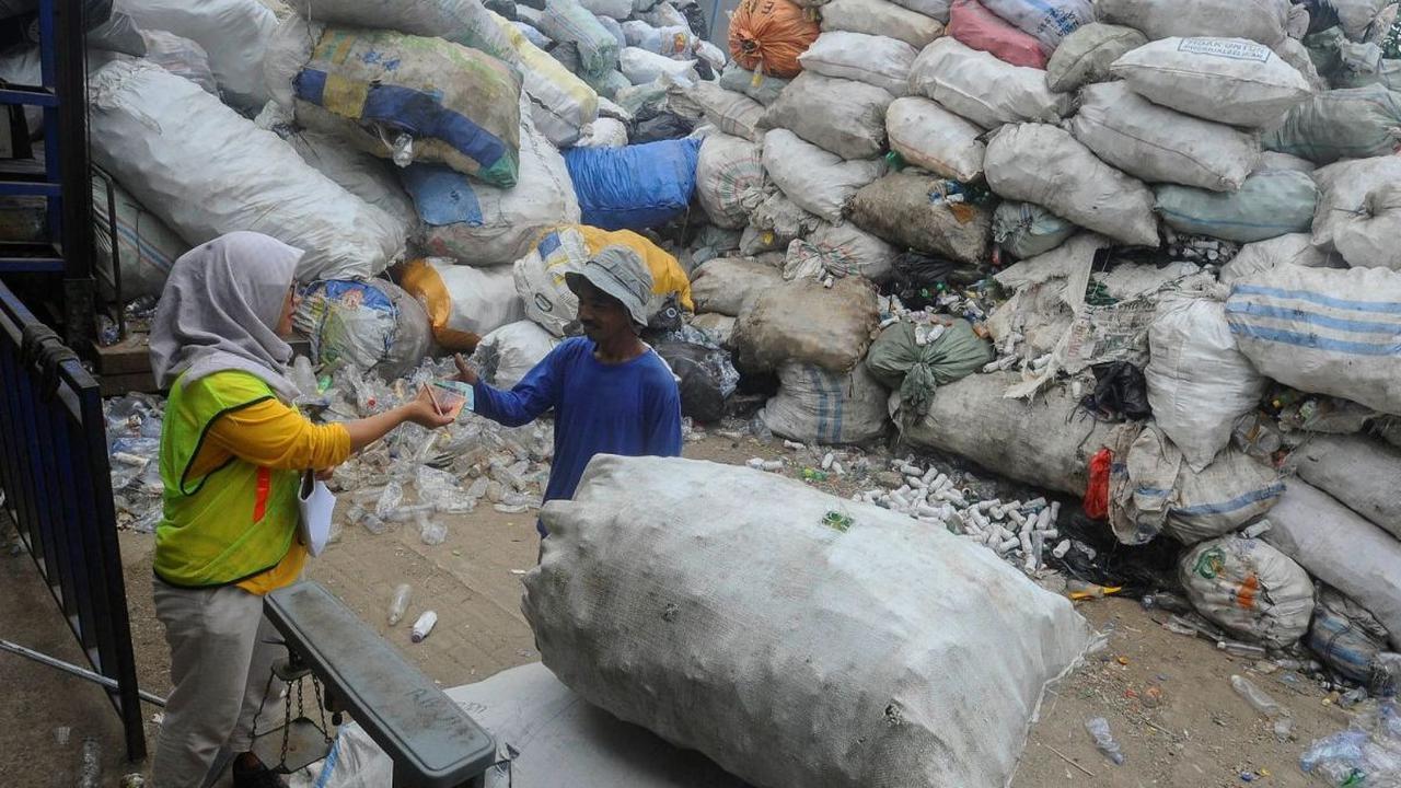Koperasi Pemulung Berdaya yang berada di Setu, Tangerang Selatan, Banten merupakan salah satu Recycling Business Unit (RBU), bisnis daur ulang sampah plastik beromset miliaran rupiah.