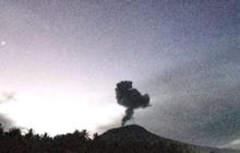 Potret Gunung Ibu di Halmahera Kembali Meletus, Tinggi Kolom Abu Capai 1 Km dari Puncak Kawah