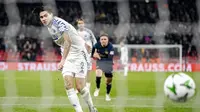 Pemain FC Copenhagen, Kevin Diks mencetak gol melalui tendangan penalti ke gawang Heart of Midlothian pada laga lanjutan UEFA Conference League 2024/2025 di Parken Stadium, Copenhagen, Denmark, Jumat (13/12/2024). (AP Photo/Ritzau Scanpix/Mads Clauss Rasmussen)