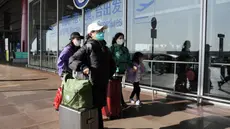 Penumpang yang memakai masker berjalan melalui terminal bandara Ibukota di Beijing, China, Selasa (13/12/2022). Pada Rabu (28/12/2022) AS mengumumkan persyaratan pengujian COVID-19 baru untuk semua pelancong dari China, bergabung dengan negara lain yang memberlakukan pembatasan karena dari lonjakan infeksi. (AP Photo/Ng Han Guan)