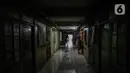 Warga beraktifitas di unit rumah di Rusun Bendungan Hilir 2, Jakarta, Senin (4/5/2020). Pemerintah Provinsi DKI Jakarta berencana membebaskan uang retribusi atau tarif rumah susun sederhana sewa (rusunawa) di tengah wabah Covid-19. (Liputan6.com/Faizal Fanani)