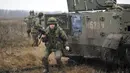 Sejumlah tentara Rusia mengambil bagian dalam latihan di lapangan tembak Kadamovskiy, Rostov, Rusia, 10 Desember 2021. Konsentrasi pasukan Rusia dekat Ukraina telah menimbulkan kekhawatiran Ukraina dan Barat tentang kemungkinan invasi yang dibantah Moskow. (AP Photo)