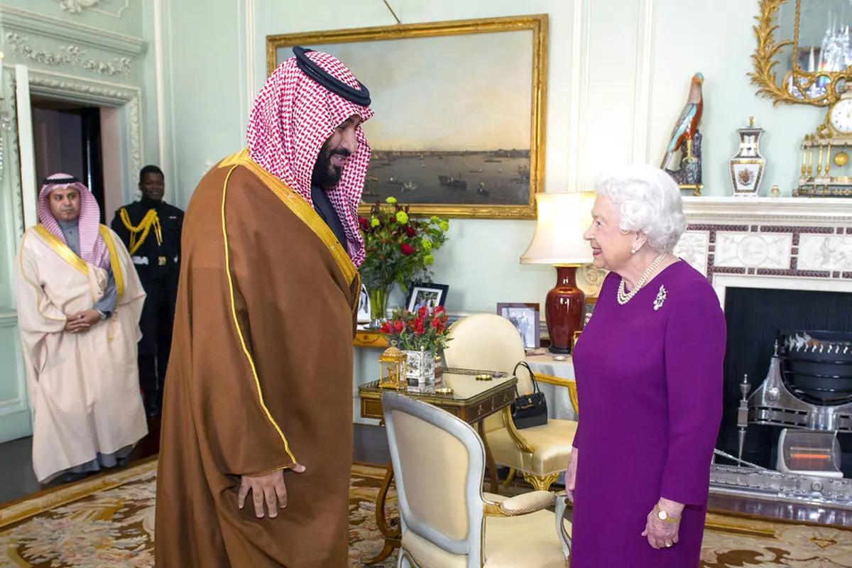Mohammed bin Salman saat bertemu dengan Ratu Elizabeth