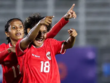 Pemain Timnas Putri Indonesia,Marcela Awi, merayakan gol ke gawang Singapura dalam laga uji coba di Stadion Madya, Senayan, Jakarta, Selasa, (28/5/2024). (Bola.com/Bagaskara Lazuardi)