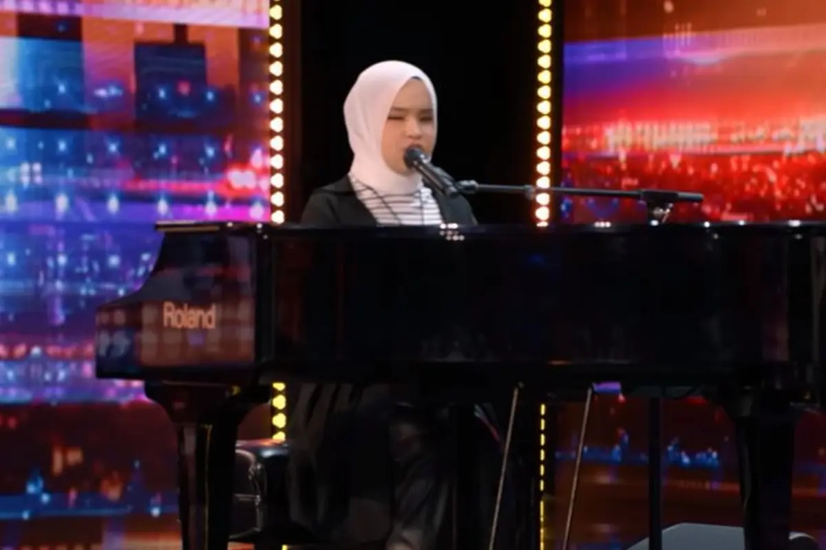 Penyanyi asal Indonesia Putri Ariani tampil di acara America’s Got Talent (AGT) 2023 dan mendapatkan golden buzzer dari Simon Cowell. (Foto: tangkapan layar/Youtube America’s Got Talent)