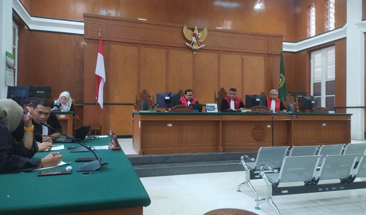 Selain dihukum penjara, adik Mentan Syahrul Yasin Limpo  ini juga didenda Rp200 juta subsider 6 bulan kurungan.<br>