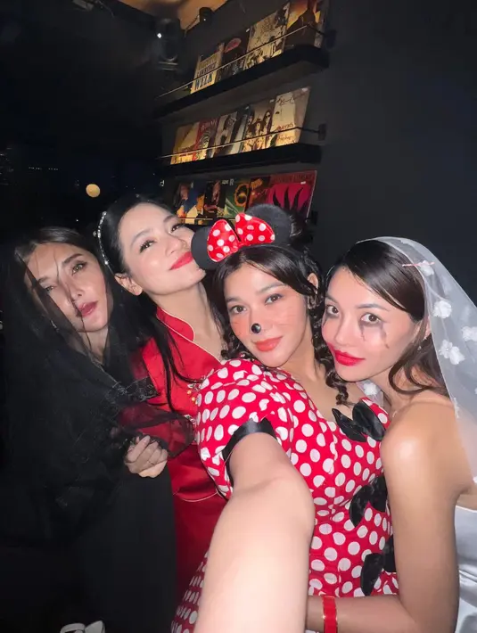 Naysilla Mirdad jadi karakter Minnie Mouse kenakan dress polkadot dengan bando kuping tikus. Ia bahkan merias wajahnya dengan kumis merah di pipi dan hidung hitam [@naymirdad]