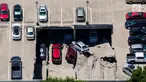 Sebuah tempat parkir dua lantai runtuh di Irving, Texas, Selasa (31/7). Masih belum jelas apa yang menyebabkan lantai tersebut roboh dan menimpa kendaraan lain di bawahnya. (Ashley Landis/The Dallas Morning News via AP)