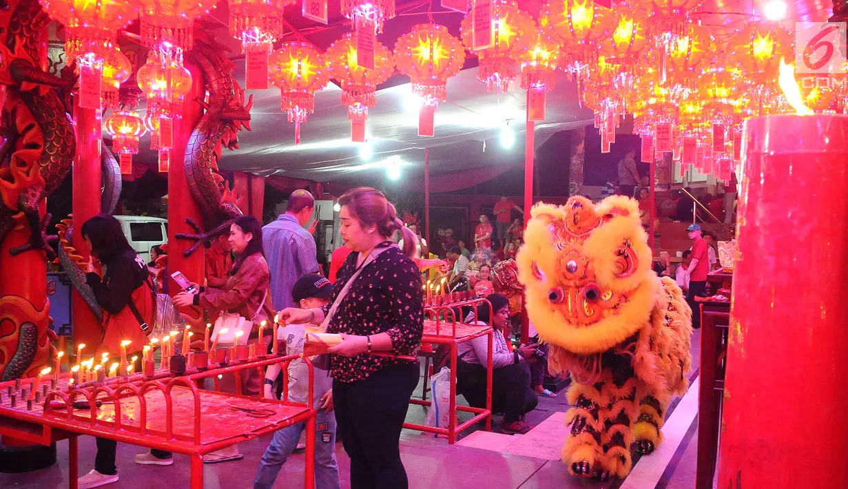 Tarian barongsai hibur warga keturunan Tionghoa pada malam Tahun Baru Imlek di Vihara Amurva Bhumi, Jakarta, Senin (04/2). Boneka berbentuk singa dimainkan untuk mengusir setan. (Liputan6.com/Herman Zakharia)