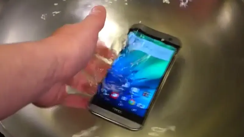 HTC One M8 Ternyata Juga Tahan Air!