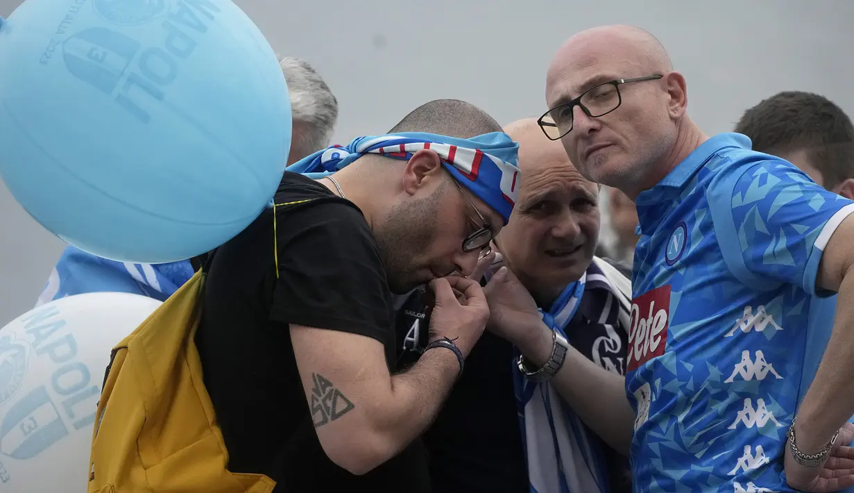 Fans Napoli kini harus bersabar dalam meraih gelar juara Serie A musim ini. (AP Photo/Gregorio Borgia)