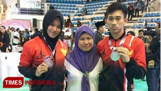 Sang ibunda Mairina Nawi (tengah), berfoto bersama anak dan mantunya, Iqbal dan Sarah, setelah keduanya berhasil merebut mendali emas pada ajang Asian Games 2018 di Jakarta. (Mairina Nawi for Times Indonesia)