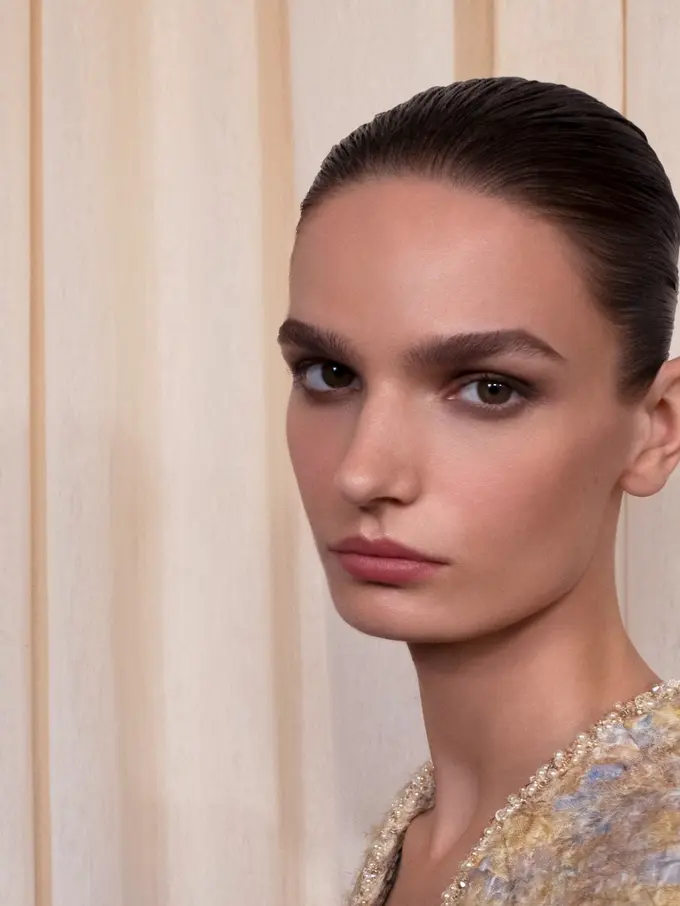 Chanel Populerkan Kembali Clean Girl Makeup di Haute Couture FW 2025/26,  Minimalis, Glowy, dan Chic