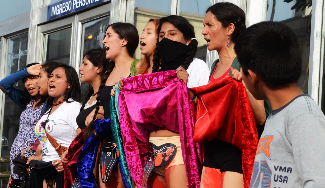 Aksi sejumlah aktivis saat ikut ambil bagian dalam memperingati Hari Internasional untuk Penghapusan Kekerasan terhadap Perempuan di Lima, Peru, Rabu (25/11). Mereka menuntut legalisasi aborsi dalam kasus pemerkosaan. (AFP PHOTO/CRIS BOURONCLE)