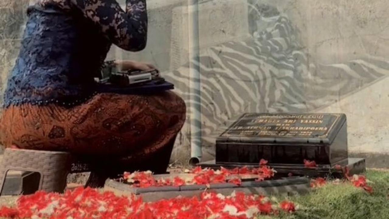 Kisah Sedih Wanita Kunjungi Makam Ayah Pakai Kebaya dan Toga, Sang Ayah Wafat Usai Sidang Skripsi