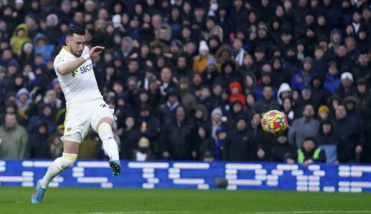 Tuan rumah Leeds United hampir unggul saat laga baru berjalan lima menit. Tembakan kaki kiri Jack Harrison dari jarak dekat masih melenceng di sisi gawang David De Gea. (AP/Jon Super)