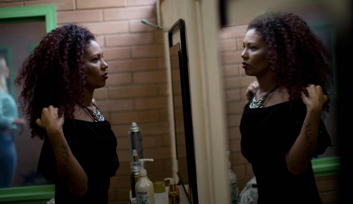 Narapidana  Michelle Rangel, pemegang gelar ratu kecantikan "Miss Talavera Bruce" saat ini, bersiap untuk mempertahankan gelarnya di kontes kecantikan tahunan penjara di penjara Talavera Bruce di Rio de Janeiro, Brasil (23/11). (AP Photo/Silvia Izquierdo)