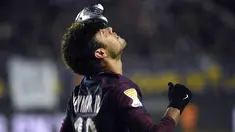 Pemain Paris Saint-Germain (PSG), Neymar melakukan selebrasi unik setelah menjebol gawang SC Amiens pada laga Piala Liga Prancis di Stade de la Licorne, Rabu (10/1). Usai mencetak gol, Neymar menaruh sepatu di keningnya. (FRANCOIS LO PRESTI/AFP)