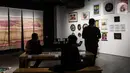 Pengunjung melihat-lihat karya seni kontemporer yang sedang dipamerkan di Distrik Seni, Gedung Sarinah, Jakarta Pusat, Senin (13/6/2022). Di tengah situasi transisi pandemi ke endemi, geliat seni semakin terbuka. (Liputan6.com/Johan Tallo)