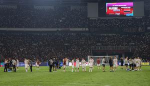 Ritual Timnas Indonesia mendengarkan suporter menyanyikan lagu nasional Tanah Airku setelah bertanding melawan Australia dalam laga matchday kedua Grup C putaran ketiga Kualifikasi Piala Dunia 2026 zona Asia di Stadion Utama Gelora Bung Karno, Senayan, Jakarta, Selasa (10/9/2024) malam WIB. (Bola.com/Bagaskara Lazuardi)