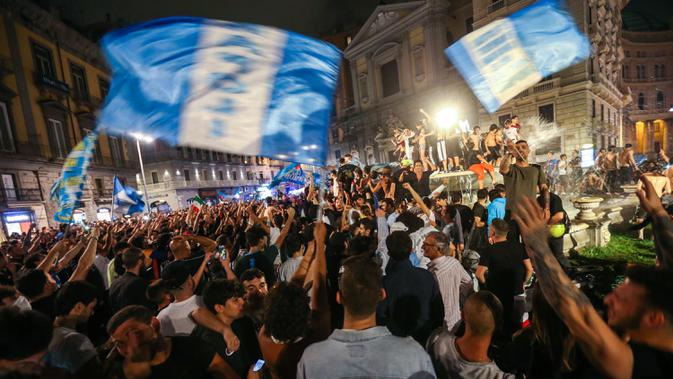 Para suporter Napoli merayakan kemenangan atas Juventus pada final Coppa Italia di pusat Kota Napoli, Italia, Rabu (17/6/2020). Napoli menjadi juara Coppa Italia 2019-2020 setelah mengalahkan Juventus lewat drama adu penalti. (Carlo Hermann/AFP)