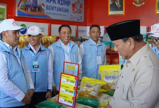 Presiden Prabowo Subianto meninjau beras Bulog yang disitribusikan oleh Koperasi Desa/Kelurahan Merah Putih (KDMP/Kopdes Merah Putih). (Dok Bulog)