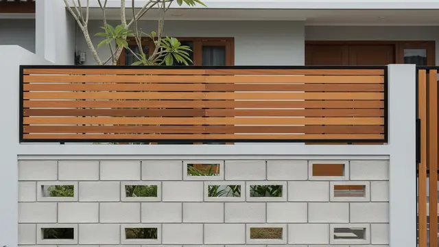 Pagar Kayu Horizontal dengan Roster Beton Minimalis
