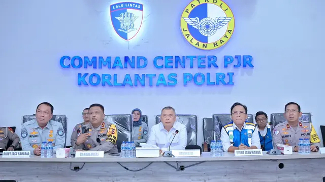 Direktur Utama Jasa Raharja Rivan Purwantono (kiri), Kakorlantas Irjen Agus Suryonugroho (kedua dari kiri) dan Menteri Perhubungan Dudy Purwagandhi (Istimewa)