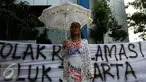 Nelayan bersama Mahasiswa UI melakukan demo dan teaterikal di depan Kemenko Bidang Kemaritiman, Jakarta, Selasa (13/9). Mereka menolak reklamasi yang dilakukan pemprov DKI di teluk Jakarta. (Liputan6.com/Johan Tallo)