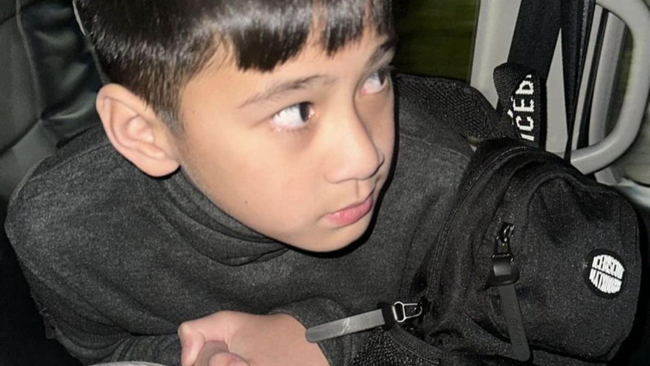 Potret Rafathar Duduk di Depan Toko Jepang, Sorotan dari Unggahan Raffi Ahmad