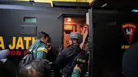 Persebaya Tinggalkan Stadion Kanjuruhan Dini Hari, Rantis Masih Ditimpuki Botol Minuman