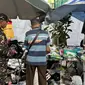 Anggota Banser Ansor berburu baju anak di sela acara Resepsi 1 Abad Nahdlatul Ulama (NU) di Stadion Gelora Delta Sidoarjo, Jawa Timur. (Liputan6.com/Nanda Perdana Putra)