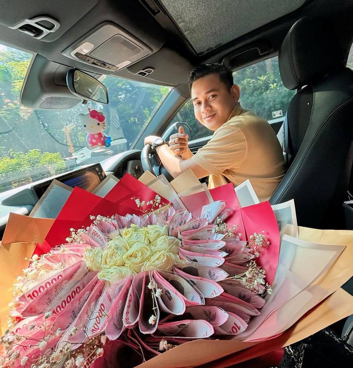 "Slide belakang itu bonus ya, terima kasih suamiku," tulis Putri Isnari di ujung keterangan unggahannya. Romantis banget ya mereka!
