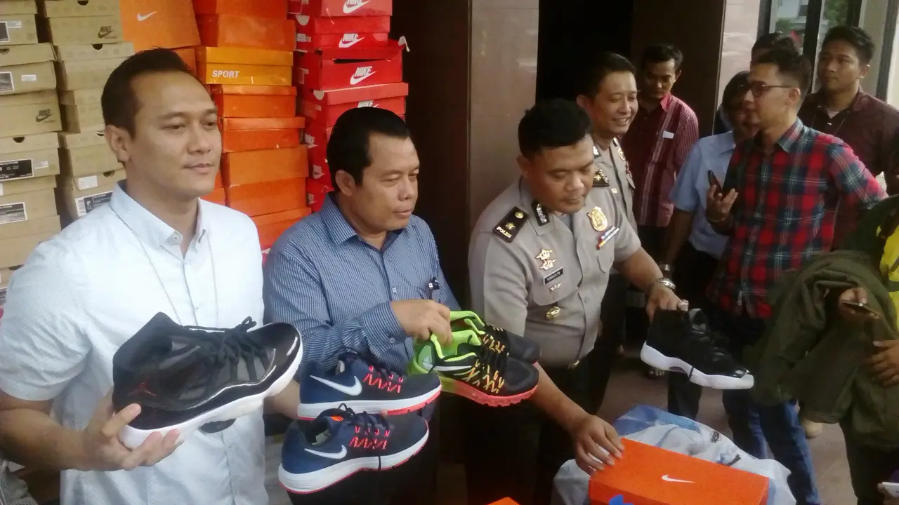 Sepatu palsu yang disita