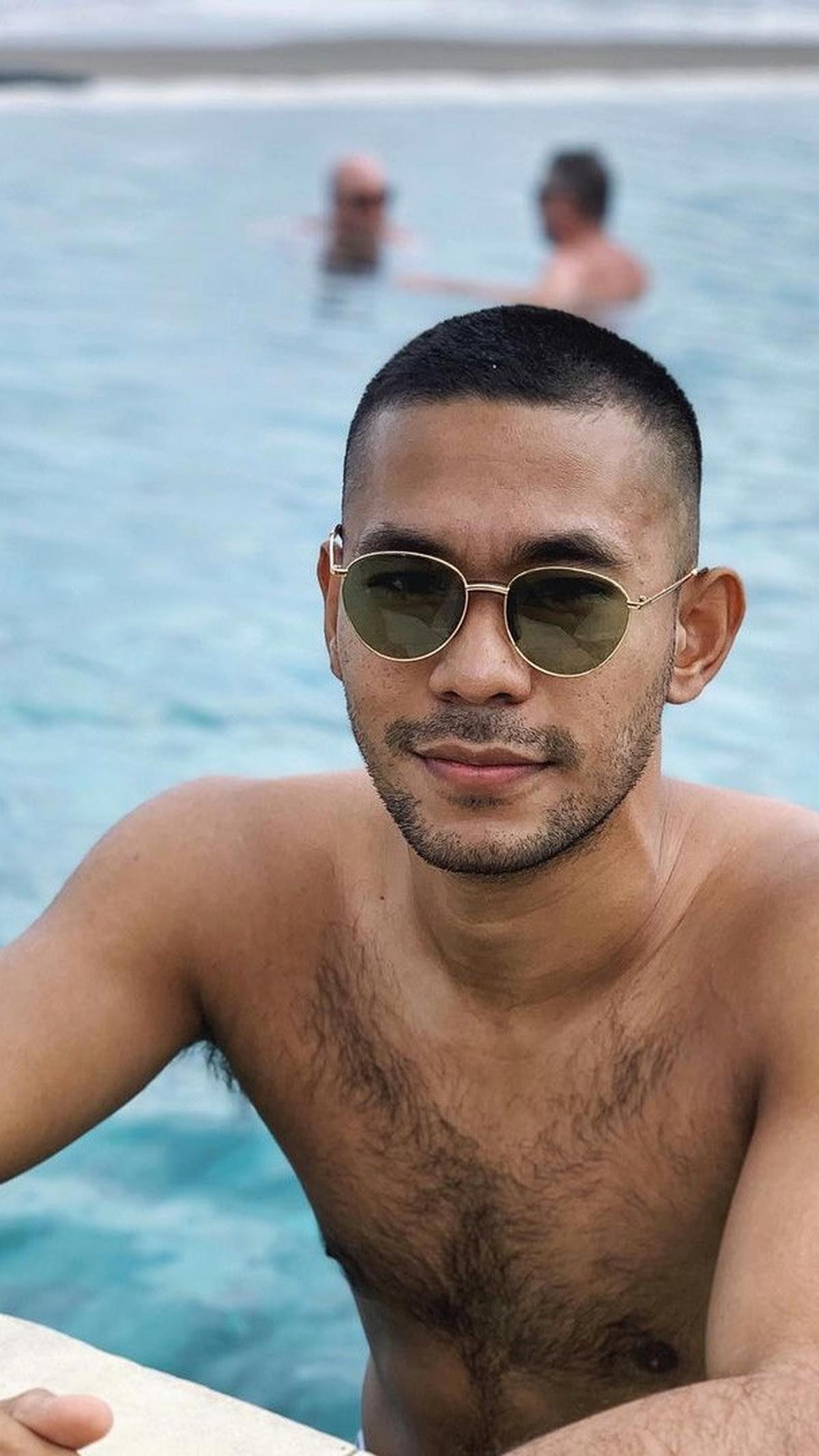 Diego juga menikmati waktunya dengan berenang. Terlihat Diego tampil kece dengan mengenakan kacamata saat berenang.