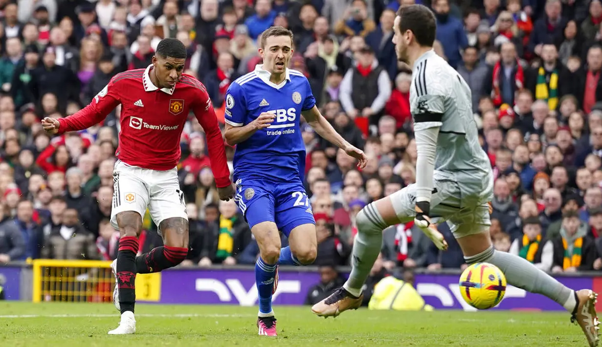 Pemain Manchester United, Marcus Rashford mencetak gol ke gawang Leicester City pada laga Liga Inggris di Stadion Old Trafford, Minggu (19/2/2023). MU menang tiga gol tanpa balas.
(AP Photo/Dave Thompson)