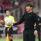 Pelatih Timnas Indonesia, Shin Tae-yong (kanan) memberikan bola kepada pemainnya, Pratama Arhan saat&nbsp;laga Grup A Piala AFF 2022 antara Timnas Indonesia melawan Timnas Kamboja yang berlangsung di Stadion Utama Gelora Bung Karno (SUGBK), Jakarta, Jumat (23/12/2022). (Bola.com/Bagaskara Lazuardi)