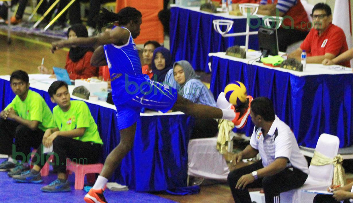 Pemain Palembang Bank Sumsel Babel, Mory Sibide, berusaha menjangkau bola dengan kaki saat melawan Surabaya Semator pada putaran pertama Proliga 2016 di GOR Ken Arok, Malang, Sabtu (20/2/2016). (Bola.com/Nicklas Hanoatubun)