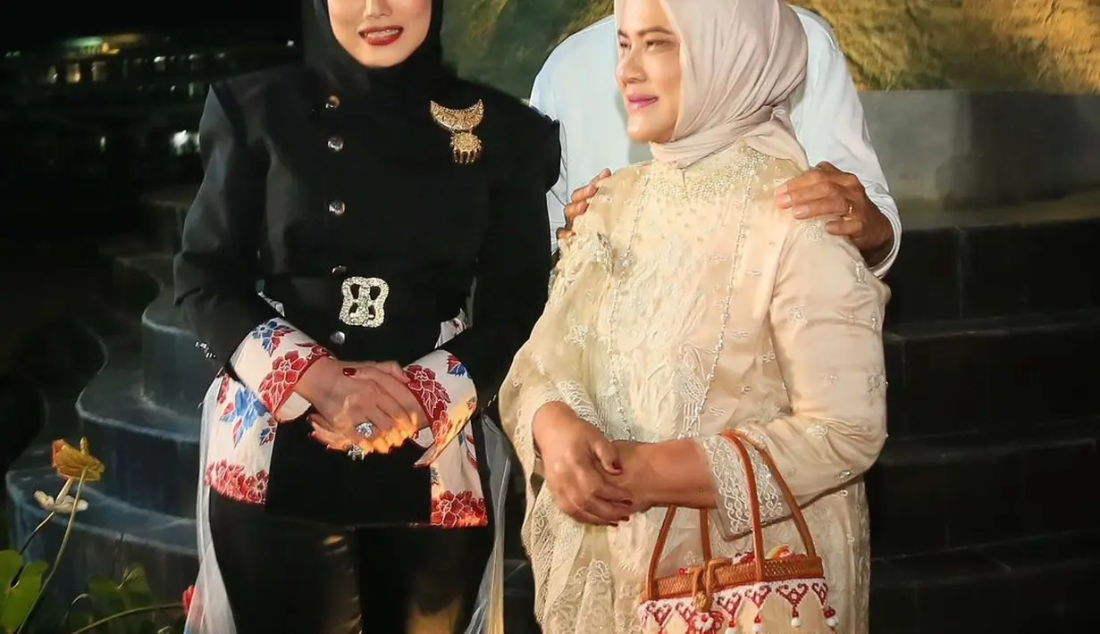Terlihat Iriana Jokowi yang tampil dengan kebaya kurung brokat warna cream sambil menenteng tas rotan warna-warni.  [@rezaartameviaofficial].