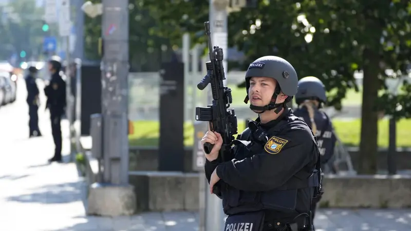 Polisi berjaga di area penembakan dekat museum sejarah era Nazi dan Konsulat Israel di Munich. (AP)