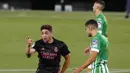 Pemain Real Madrid, Federico Valverde, melakukan selebrasi usai mencetak gol ke gawang Real Betis pada laga La Liga di Stadion Benito Villamarin, Minggu (27/9/2020). Real Madrid menang dengan skor 3-2. (AP Photo/Angel Fernandez)