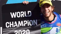 Pembalap Italtrans Racing Team, Italian rider Enea Bastianini merayakan gelar juara dunia Moto2 2020 setelah finis kelima di MotoGP Portugal, Minggu (22/11/2020). (AFP/Patricia De Melo Moreira)