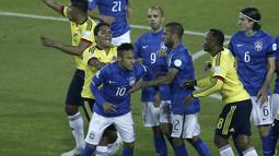 Carlos Bacca mendorong Neymar. (AP Photo/Silvia Izquierdo)
