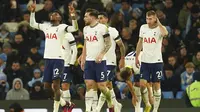 Emerson Royal (kiri) merayakan gol yang dicetaknya untuk Tottenham Hotspur dalam laga kontra Man City di Etihad Stadium, Jumat (20/1/2023) dini hari WIB. Sayangnya, Tottenham harus kalah 2-4 pada akhir laga. (AP Photo/Dave Thompson)