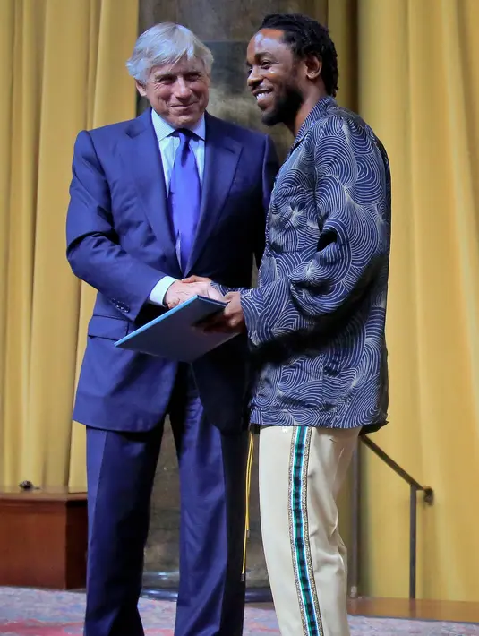 Rapper Kendrick Lamar menerima penghargaan Pulitzer Prize 2018 untuk albumnya "DAMN," di Universitas Columbia New York (30/5). Rapper dan penulis lagu asal Compton, California ini telah resmi menerima Pulitzer untuk kategori Musik. (AP/Bebeto Matthews)