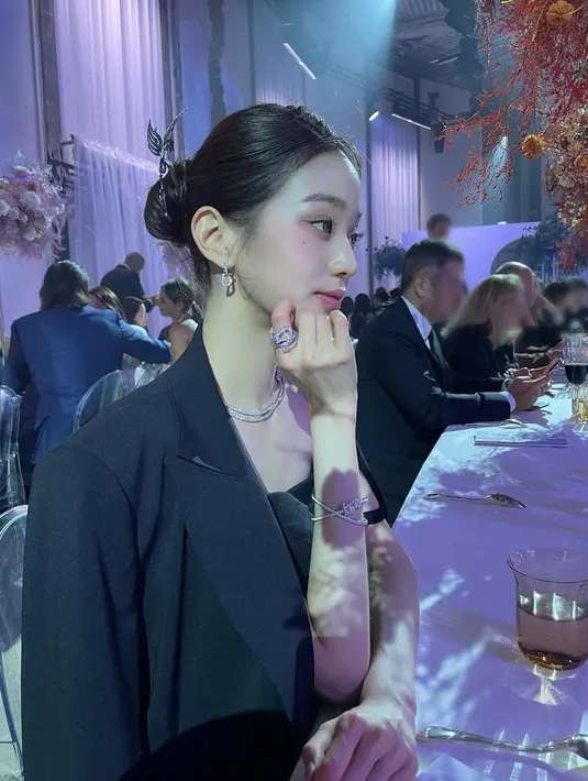 <p>Pilihan lainnya, coba tatanan rambut updo belah samping. Gaya rambut ini cocok untuk diterapkan saat acara formal. Tambahkan hair pin untuk mempermanis penampilan. [Instagram/for_everyoung10]</p>