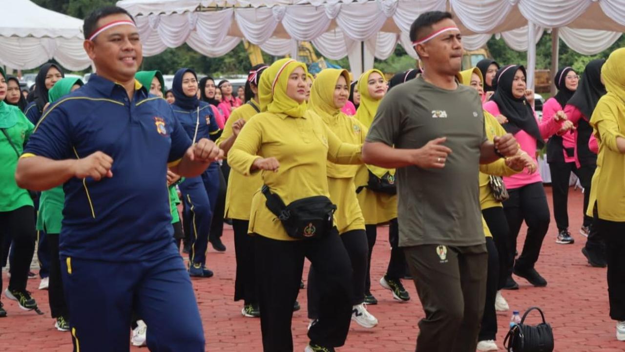 "Kegiatan olahraga bersama ini bukan sekadar ajang untuk meningkatkan kebugaran dan kesehatan," kata Budi.