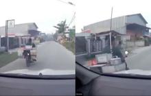 Meskipun lampu sein menunjukkan ke kiri, pemotor tersebut justru belok ke kanan tanpa memperhatikan akhlak yang baik.